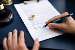 An experienced no-fault divorce lawyer helps a couple pursue an amicable divorce.