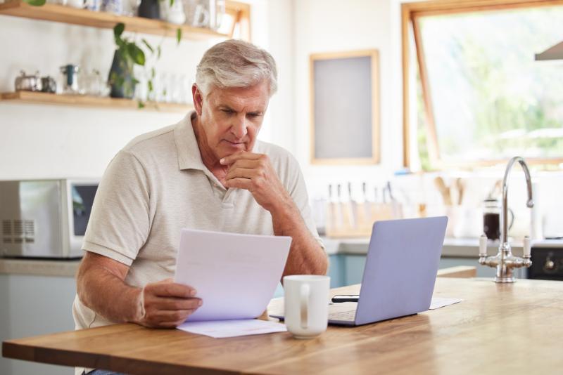 How Bonuses, Commissions, and Overtime Affect Divorce Settlements